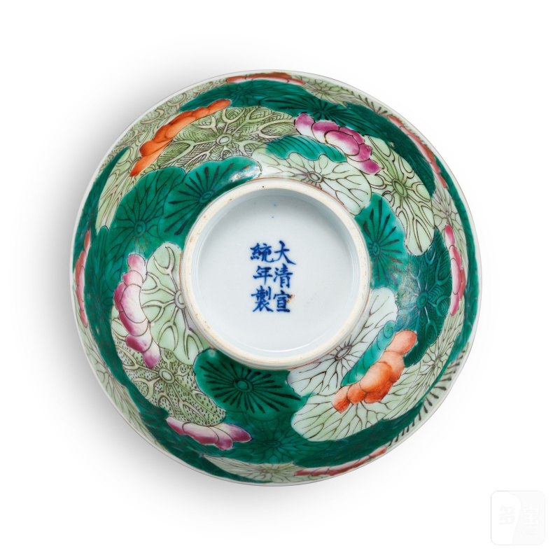 A famille-rose 'kuifeng' tripod dish and a famille-rose 'lotus' bowl, Qing dynasty, Guangxu - Xuantong period | 清光緒至宣統 粉彩夔鳳紋三足盤及粉彩荷塘盌 - 图5